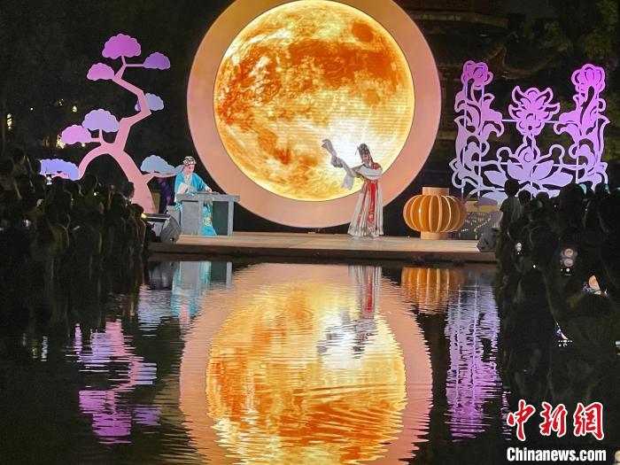 海内外游客共赏上海龙华古韵中秋夜
